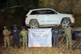 La Semar informó el aseguramiento de chalecos tácticos, placas balísticas, cargadores, una fornitura, un radio sin batería.