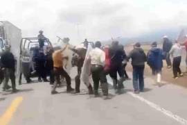 Un enfrentamiento en el municipio de Perote, Veracruz, originado por un bloqueo carretero de campesinos en la vialidad hacia Puebla, dejó el saldo de dos personas sin vida.