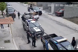 Elementos policiacos acudieron al sector donde posteriormente fue detenido el hombre señalado por la vecina por presuntas amenazas y agresiones.