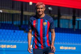 Julián posó para la prensa con su nuevo uniforme , aunque jugará para el Barza Atletic, filial del Barcelona.