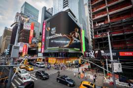 Una imagen en Times Square en Nueva York que muestra el ‘In a Way Inmortal’ primer NFT del FC Barcelona subastado por Sotheby’s por 693,000 dólares.