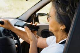 Usar celular mientras maneja es equivalente a conducir en estado de ebriedad.