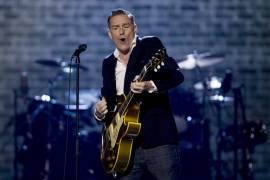 Cancela Bryan Adams un concierto en protesta por ley discriminatoria