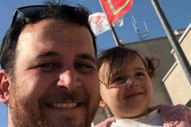 Tras video viral en el que ríen con bombas, niña escapa con su padre, de la guerra en Siria
