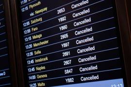 Los problemas de viaje en el fin de semana feriado en Estados Unidos fueron ocasionados por escasez de personal, aviones llenos y el efecto dominó del mal clima previo