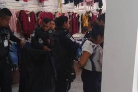 Le ‘deshacen’ outfits a fardera; detienen a joven en CDMX con más de 7 mil pesos en ropa