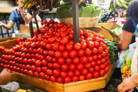 El precio del jitomate saladette aumentó 121.1 por ciento anual en abril, según datos del INEGI.