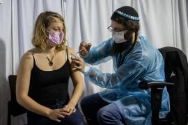 Prevé que la aplicación de una cuarta dosis, con los datos preliminares que tienen hasta el momento, podría ser necesaria en los próximos 12 meses