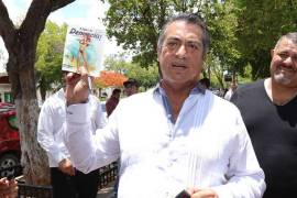 El Bronco olvida 'Libro vaqueo' y se convierte en fanático de Stan Lee