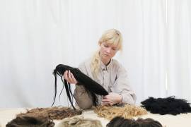 ¿Quién es Nina Beier, la artista que exhibe a perros vivos como parte de un performance en el Museo Tamayo?