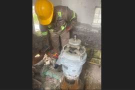 Trabajos complejos realizó personal de Simas para poner en funcionamiento el motor del tanque de almacenamiento de la colonia Vicente Guerrero.