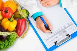 Especialistas recomiendan una dieta sana, y si bien este régimen alimenticio tiene bien claras sus características, debe adaptarse a las condiciones del paciente.