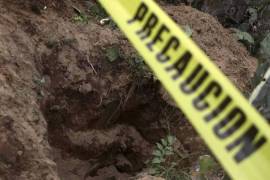 Integrantes del colectivo Grupo Vida inspeccionan la fosa clandestina hallada en San Pedro.