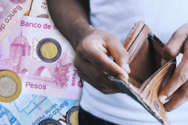 El sobreendeudamiento en México continúa creciendo y especialistas advierten que las deudas familiares ya equivalen a casi ocho veces los ingresos mensuales promedio.
