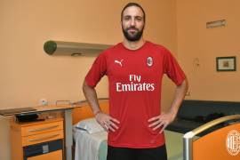 Higuaín es recibido como todo un rockstar en Milan