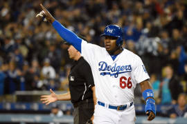 Yasiel Puig levanta la mano para jugar con el Tri de beisbol