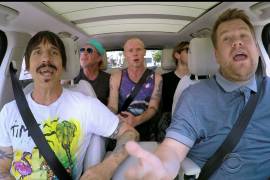 Red Hot Chili Peppers cantan desnudos en TV