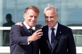El presidente francés Emmanuel Macron, izquierda, se toma una selfie con el primer ministro canadiense Mark Carney tras pronunciar un discurso, el domingo 20 de septiembre de 2026, en Saint-Pierre, San Pedro y Miquelón.