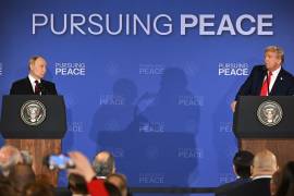 El presidente ruso, Vladimir Putin, y el mandatario estadounidense, Donald Trump, en la conferencia de prensa conjunta tras su reunión en la Base Conjunta Elmendorf-Richardson en Anchorage, Alaska.