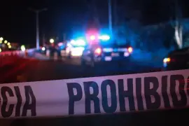 La ejecución de un exfuncionario del municipio de El Carmen en un hotel ubicado cerca de La Presa de la Boca desató una intensa movilización policiaca la noche del domingo en Santiago, Nuevo León.