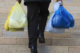 Algunas tiendas de comestibles de esta ciudad repleta de rascacielos han estado alentando al público a llevar bolsas reutilizables para hacer sus compras.