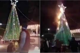Encendido de pino navideño en Tula termina en tragedia; árbol de Navidad se incendia
