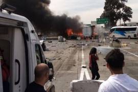 El fuerte impacto provocó que el camión y los vehículos involucrados comenzaran a incendiarse