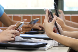 Antes de la disposición nacional, algunas secundarias de la región ya habían establecido acuerdos con padres de familia para limitar el uso de teléfonos móviles durante las clases.