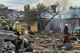 Esta imagen, distribuida por los Servicios de Emergencias de Ucrania, muestra el lugar donde impactó un misil ruso en la región de Kiev, Ucrania, el 24 de julio de 2026.
