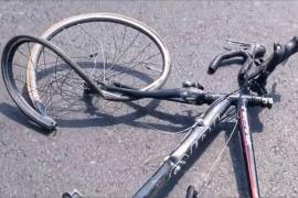 Elementos de emergencia acudieron a la calle Agraristas, donde un ciclista murió tras ser atropellado.