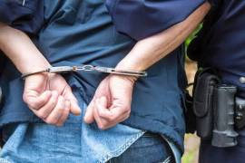 Al menos dos personas fueron detenidas en el operativo y trasladadas para ser puestas a disposición de las autoridades correspondientes, mientras el inmueble quedó bajo resguardo oficial.