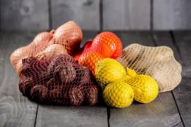 Las personas que cultivan y venden frutas y verduras consideran una misión casi imposible: acabar con el dominio del plástico.