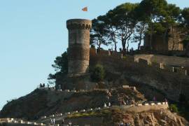 Ella se encontraba de visita con su marido en el paseo de la Vila Vella, en la zona más alta del Castillo y la muralla de Tossa