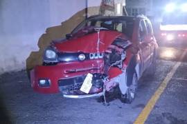 El Fiat Uno terminó con severos daños en la parte frontal tras impactarse contra un poste de concreto en la Zona Centro.