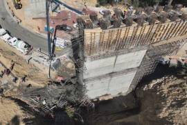 LA SICT informó que un andamio que debería soportar más de 100 toneladas de concreto no resistió, provocando el derrumbe de la obra