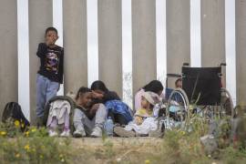 Cientos de migrantes acampan entre los dos muros fronterizos que dividen a Tijuana de Estados Unidos.