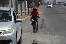 Automovilistas utilizan la ciclovía de Fundadores como carril de rebase o estacionamiento, pese a las normas de tránsito.