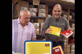 Mario Mata, propietario de Papelería Alameda (izq.), apoyó con un descuento que permitió ampliar de 2 mil 300 a 3 mil los paquetes escolares.