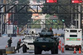 Vehículos blindados de la Guardia Nacional bloquean una avenida que conduce al palacio presidencial de Miraflores en Caracas tras los atentados.