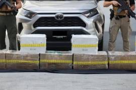 Dos hombres originarios de Sinaloa protagonizaron una persecución y balacera por calles de Monterrey que terminó con el aseguramiento de 200 kilos de cristal en Nuevo León.