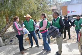 Personal de Mejora Coahuila distribuye víveres entre las familias de Hércules tras días de emergencia.