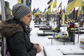 Una mujer asiste a una ceremonia en memoria de los militares ucranianos caídos en el Cementerio Militar de Járkov, Ucrania.