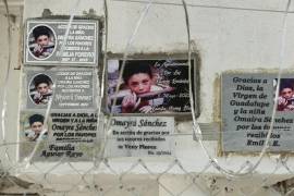 Fotografía del 5 de noviembre de 2025 que muestra lápidas con el imagen de Omayra en un altar, en Armero, Colombia.