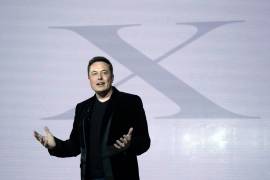 Elon Musk, CEO de Tesla Motors Inc., presenta el auto Model X en la sede de la compañía en Fremont, California.