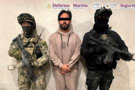 Elementos federales trasladan a El Limones tras su captura en Durango.