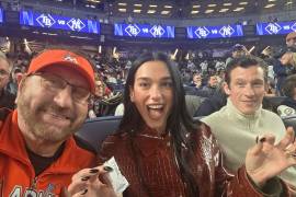 Laurence Leavy, conocido como Marlins Man, compartió una selfie con Dua Lipa y Callum Turner durante el partido entre Yankees y Rays, sin saber inicialmente que estaba junto a dos celebridades internacionales.