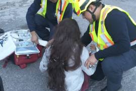 Paramédicos de la Cruz Roja brindaron atención prehospitalaria a la adolescente antes de trasladarla al Hospital Universitario.
