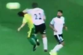 Futbolista mexicano fractura a su rival con un codazo brutal