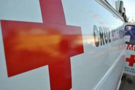 Paramédicos de la Cruz Roja brindaron atención al hombre lesionado tras ser localizado en la colonia Los Laureles.