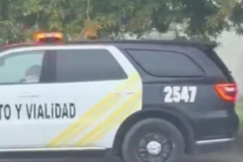 El oficial fue captado aparentemente dormido dentro de la patrulla sobre un bulevar de Piedras Negras.